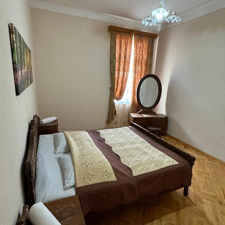 Host N1 Apartment Kutaisi Luaran gambar