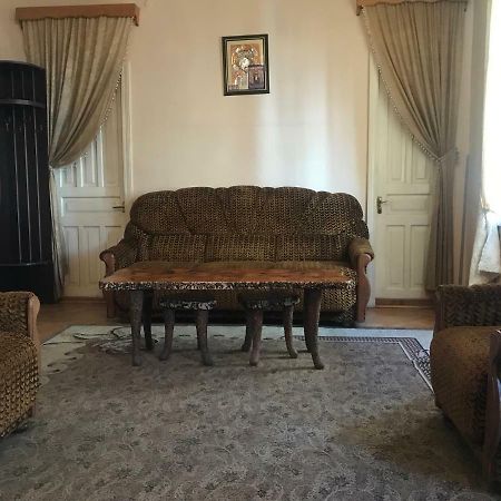 Host N1 Apartment Kutaisi Luaran gambar