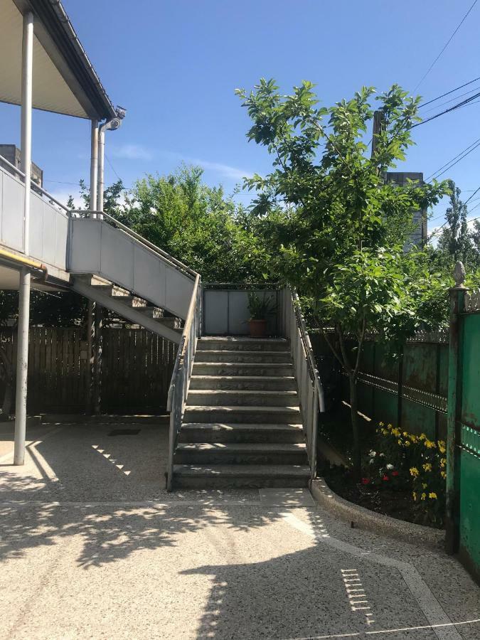 Host N1 Apartment Kutaisi Luaran gambar